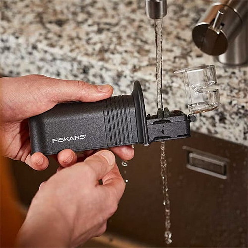 Fiskars Точило для ножів Essential, чорне