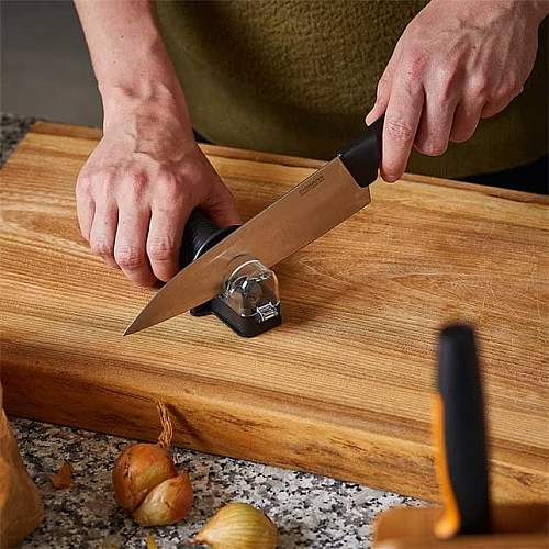 Fiskars Точило для ножів Essential, чорне