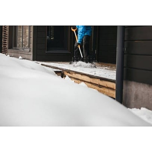 Скрепер для прибирання снігу Fiskars SnowXpert™ (1062828)