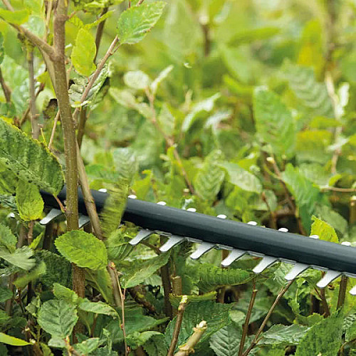 Кущоріз акумуляторний Bosch UniversalHedgeCut 18V-50 18В АКБ 1х2.5А·год 50мм крок різу 20мм ЗП AL1830CV 2.6кг