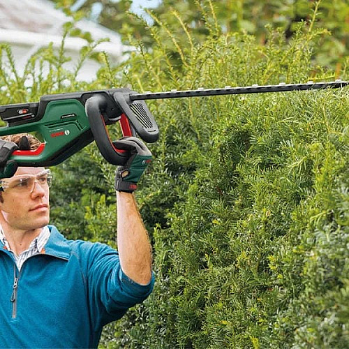 Кусторез аккумуляторный Bosch UniversalHedgeCut 18V-50 18В АКБ 1х2.5А·час 50мм шаг реза 20мм ЗП AL1830CV 2.6кг