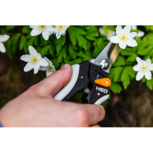 Секатор площинний Neo Tools, D різу 6мм, 210мм, 184г