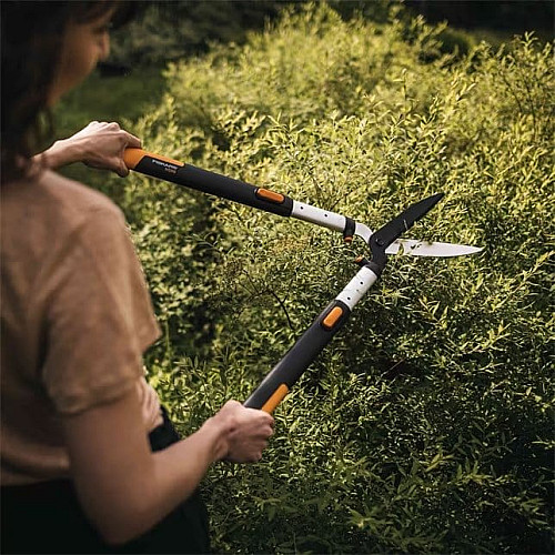 Кусторез Fiskars SmartFit HS86 телескопический для живой изгороди (1013565)