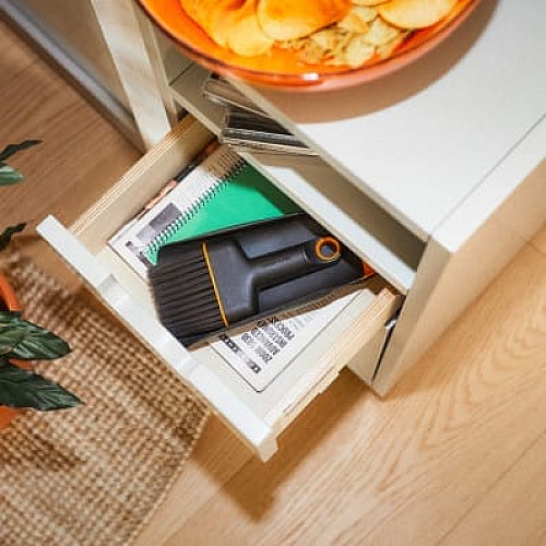 Садова лопатка та щітка Fiskars для пересадки рослин
