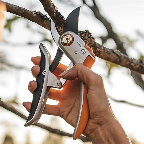 Секатор Fiskars Plus PowerLever P751 суцільнометалевий обвідний (1057172)