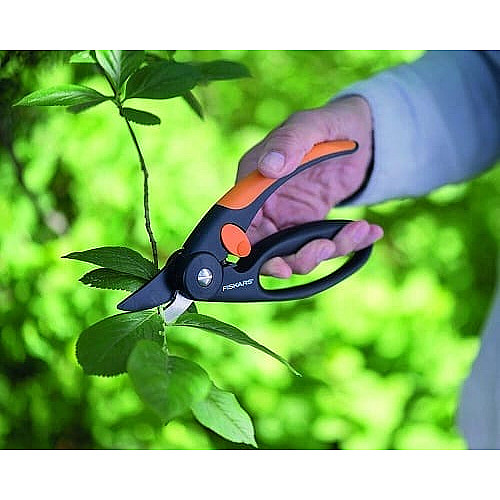 Секатор Fiskars FingerLoop P44 обвідний із петлею для пальців (1001534)