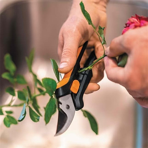 Секатор Fiskars Solid SP14 обвідний для квітів (1051601)