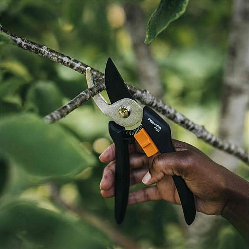 Секатор Fiskars Solid P121 обвідний (1057160)