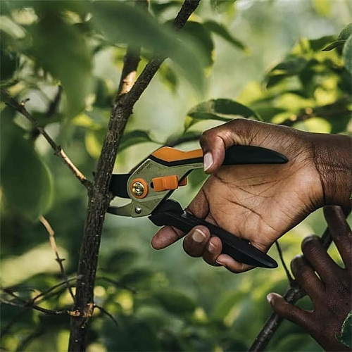 Секатор Fiskars Solid P331 суцільнометалевий обвідний (1057163)