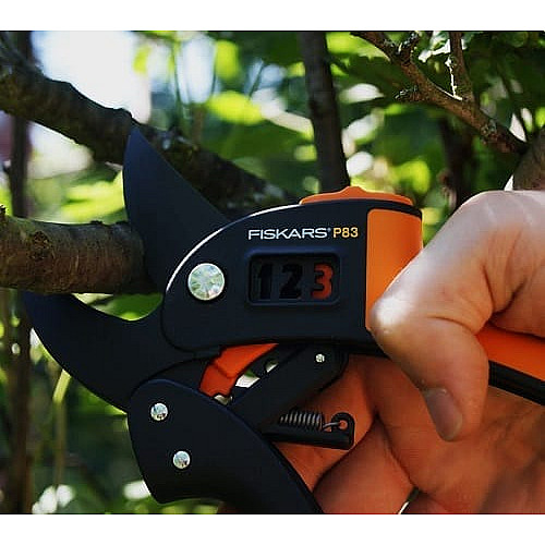 Секатор Fiskars PowerStep Р83 с храповым механизмом (1000575)