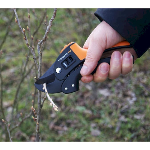 Секатор Fiskars з храповим механізмом PowerStep P83 111670 (1000575)